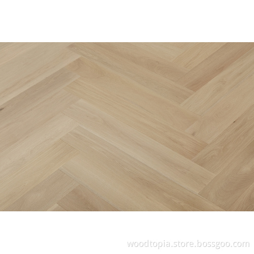 Lantai kayu herringbone dengan permukaan yang disikat
